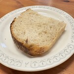 自家製生パスタのお店 ジリオ - 自家製パンは小麦の風味もよくて、温かく中ふんわり外パリッと