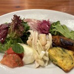 自家製生パスタのお店 ジリオ - 前菜、彩りも良く、量も多く、少食の方なら、これで満足しちゃうかも！自家製ハムとズッキーニの入ったキッシュが最高に美味しい