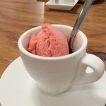 自家製生パスタのお店 ジリオ - プラムのシャーベット、生プラム？ってくらいのプラム感、そして色も可愛くキレイ！