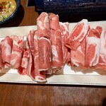  きのこ鍋＆きのこ料理専門店 何鮮菇 - 肉３種盛り