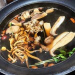  きのこ鍋＆きのこ料理専門店 何鮮菇 - 28種のきのこを使用した秘伝のスープでキノコを食す