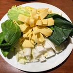  きのこ鍋＆きのこ料理専門店 何鮮菇 - 野菜と豆腐盛り合わせ