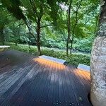 丸山珈琲  - 夕刻6時半の下界は真夏の30℃､ハルニレテラスの川沿いのオープンテラスは24℃