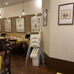 パステリア地中海 - 店内　お子様用椅子あり。良いお店だわ！素晴らしい！だって、ママだって外食したいでしょう？子供が小学生になるまで外食を我慢した経験から、こういうサービスに敏感笑。