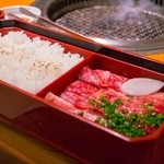 京都牛焼肉 すみれ家 - 一番手頃のカルビランチ お肉100g　1050円　　　　　ご飯　サラダ　ナムル　キムチ　スープ　シャーベット付き！　