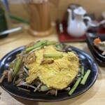 餃子飯店 - 野菜炒め、玉子がのってる