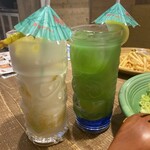 ソライロキッチンモアナ 枚方モール店 - 左:チチ、右:ブルーハワイ