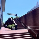 東京ボンベイ 恵比寿ガーデンプレイス店 - 現代写真美術館の脇をまっすぐですね　この日も天気は良すぎ