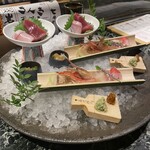 魚貝三昧 げん屋 - 本日のいいとこ刺し盛りコチの炙り鰹、カンパチ、ほたて、金目鯛、海老