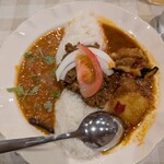 トプカ - 左手がキーマカリー、右手がインド風カリー。