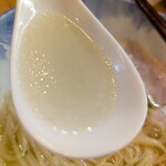 Ramen FeeL - 乾物系のホタテとか貝柱が入ってるそうです。複雑で主張しないので感じません。