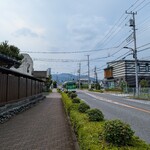 Ramen FeeL - この道の左側が吉野梅郷です。左手に低い山がありまして沢山の梅が植林されてます。