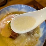 Ramen FeeL - あっさりした優しいスープ。塩っぽくないです。