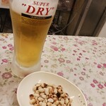 たくたいタイキッチン - 生ビールとピーナッツ（サービスでいただきました）