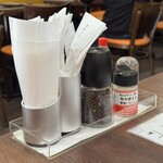 からめ亭 - 卓上の様子（スプーンもあります♪）