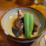 ふかたべ - つき出し（関東ではお通し）のカマとオクラを梅肉で似たもの