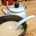 横浜家系ラーメン 魂心家 - スープが余ったら割スープして飲み干しますよ。割りスープに魚だしが効いていてとてもうまいです！