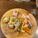 江坂ビストロ リアン - オードブル盛り合わせ
天使海老とグリル・ド・バーニャカウダ
自家製パテ・ド・カンパーニュとビクルス
本日鮮魚のカルパッチョ イクラ添え