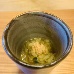 柚木元 - ①【凌ぎ】
      ウチダザリガニのお粥、焼き殻のパウダー+パセリ掛け