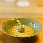柚木元 - ⑭【〆-2】
      天龍鮎の冷やしラーメン、茗荷+大葉のせ