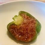 柚木元 - ⑨【追肴】
      トマト+ラッキョウのソースのパプリカ詰め、清水牧場ブラウンスイス牛のバッカスチーズかけ