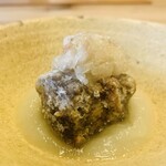 柚木元 - ⑧【合肴】
      揚げ夏熊、新玉葱+出汁のピュレ、新玉葱+鰹節のせ