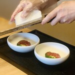 柚木元 - ⑨【追肴】
      トマト+ラッキョウのソースのパプリカ詰め、清水牧場ブラウンスイス牛のバッカスチーズかけ