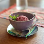 カフェモン - プラムシャーベット（¥300税込）
      お姉さんの畑で大量に採れるプラムときび糖のコンフィチュールのシャーベットです♪添えられたミントもお姉さんの畑で採れたやつ(^^)