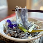 カフェモン - お〜、麺が青い！ﾜｰｲ♪ヽ(ﾟ∀ﾟ)ﾒ(ﾟ∀ﾟ)ﾒ(ﾟ∀ﾟ)ﾉﾜｰｲ♪
      アンチャンの花の青い色素（アントシアニン）で染めた、とっても美しい淡い青色♡(*´ω`*)