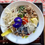 カフェモン - トッピン具は、豚肉、小松菜、もやし、生玉ねぎ、プリック（唐辛子）、フライドガーリック、刻みパクチー、レモン、、そして頂上にはアンチャンの花弁(´꒳`)✿