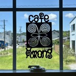 カフェモン - 窓に貼られたお店のロゴ、これもデザインセンス抜群よね♡