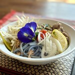 カフェモン - アンチャンヌードル（大盛、サラダなし¥1,100税込）
      お手軽な屋台メシを青く染めてこんなにお洒落なランチにしてしまうとは、、お姉さんのセンスにはほんと恐れ入る♪(●´д｀●´д｀●´д｀●)♡