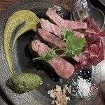 wine sakaba SCRIPP - 絶妙な火入れでお肉の旨みがじゅわ〜 ソースも3種あって楽しい