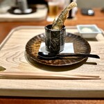 虎白 - 鮎がトリュフソースに飛び込んでいます。最後に蒸した餅米をトリュフソースに入れいただきます。