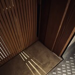 虎白 - 入り口を入ると光と陰にハッとします