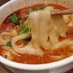 西安刀削麺酒楼 - 麻辣刀削麺リフトアップ。