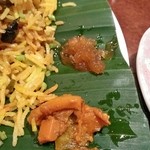 ハリマ・ケバブ・ビリヤニ - 脇には薬味も…