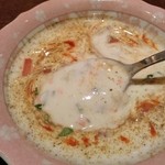 ハリマ・ケバブ・ビリヤニ - ライタ（調味ヨーグルトサラダ）をビリヤニに掛ける…