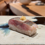 鮨 つぼみ - 鯵の押し寿司 長崎より
      鯵の脂のり良く薬味の生姜風味がワンポイント、これ好きです♪