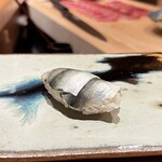 鮨 つぼみ - 新子 2枚使い 佐賀より
      塩で5分、酢で3分を前日施した新子、独特な風味と味わいはこの季節のお楽しみ。
      私はコハダの方が好きですけど（笑）