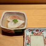 鮨 つぼみ - 北寄貝のしゃぶしゃぶ
      にぎりとしていただく北寄貝とは違い、より火が入った甘みと食感が素晴らしい！
      柚香（ゆこう・柑橘）にお酒、味醂を合わせた調味料がまた酸味が程よく北寄貝に会いました♪