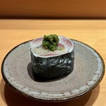 鮨 つぼみ - 鰯巻き ネギ味噌のせ
      ネギ味噌を合わせナメロウをイメージした鰯巻き
      酢締めした鰯にガリの甘み、海苔の風味良くこれは美味しい！
