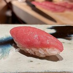 鮨 つぼみ - 鮪 はがし ボストン やま幸より
      例年9月からがボストンでの鮪漁が最盛期、北大西洋の冷たい海で豊富な餌を食べ育った鮪だけに、とても美味しいです♪
      シャリの温度が鮪の旨みを引き出しています！