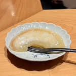 鮨 つぼみ - 白鳳（桃）ガリを使ったコンポート
      軽い酸味を最初に感じるのですが、聞くとガリを使っているからですとの事！
      お鮨屋さんらしい仕事を施した白鳳、めちゃ美味しいです♪