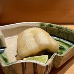 鮨 つぼみ - 太刀魚の揚げもの
      川口大将の定番的な太刀魚のフライ、衣はカリッと身はふっくらしっとり、流石に旨いな〜！
      