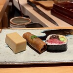 鮨 つぼみ - 〆の3品（太巻き・お稲荷さん・たまご）
      写真右の太巻きから順に
      〆の3品が出ると、あ〜もう終わりなんだとなりますが、もうお腹いっぱいで追加は頼めません(^^;;