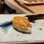 鮨 つぼみ - 赤ウニ 愛媛県松山市中島より
      にぎりのフォルムの美しい！
      川口大将が仕入れるミョウバンを使っていない赤ウニは、最高に美味しいです！
      鮨つぼみさんでのこの季節のお楽しみです♪
      