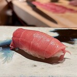 鮨 つぼみ - 鮪中トロ 塩釜 やま幸より
      今年1月に水揚げ後に冷凍した鮪、冬の良いシーズンの鮪だけに脂のり良くいい味してます♪