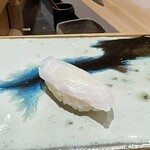 鮨 つぼみ - メイチダイ 塩で 愛知より
      大将のシャリが、白身魚のメイチダイの上品な味わいにぴったり！
      適度な脂のりに、ほんのりとした甘み、今が旬の魚は美味しい！