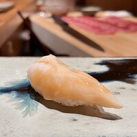 鮨 つぼみ - イシガキ貝 宮城より
                    身が厚く豊かな甘み、味わいは北寄貝に似てますが、身の柔らかさはイシガキ貝に軍配を上げます♪